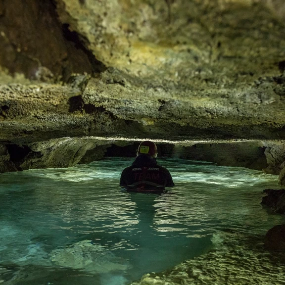 Speleologia nella Grotta di Punta degli Stretti