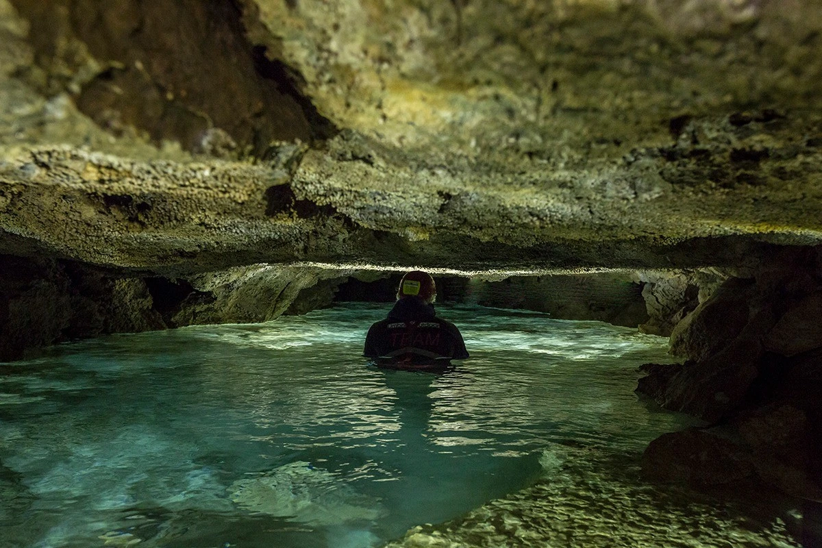 Speleologia nella Grotta di Punta degli Stretti