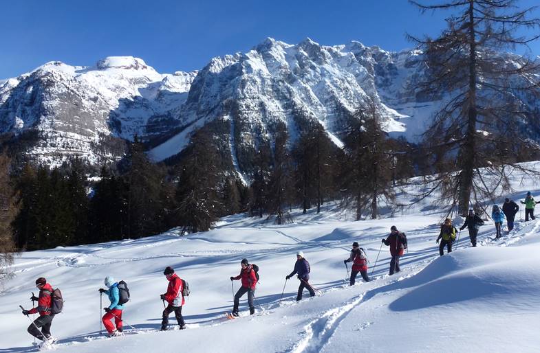 Ciaspolata sulla neve in Trentino nella Val di Sole